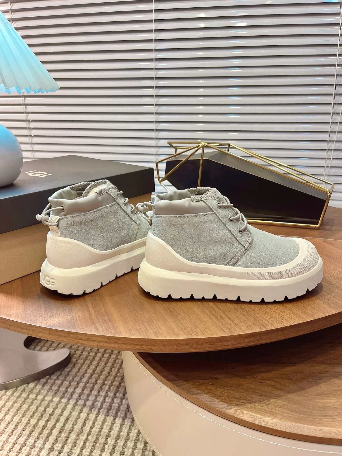 【UGG】 P: 560💰 Couple shoes Size: Women’s size 35-40 / Men’s size 40-44 UGG Tasman Weather Hybrid slip-on snow boots👢 Wang Yibo's same style 👏 adds a large orange sole to the classic Tasman shoe style, functional color contrast design, environmentally friendly waterproof and snowproof material, which has both fashionable and functional attributes. At the same time, it is paired with the new UGG furry shoes Keen's furry color-blocking jacket. Bright orange and maroon collide to create a new light outdoor style and open up a new travel experience in early autumn! Using the best materials, the 17mm fur integrated surface is warmer and breathable, and the outsole is upgraded to a lightweight and wear-resistant light wing technology outsole!